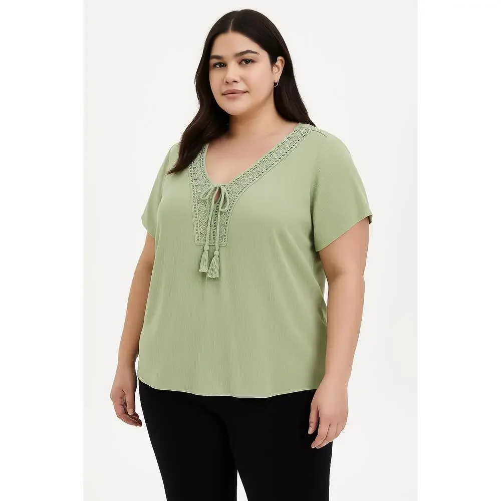 TORRID Green Short Sleeves VNeck Crochet Detailing Tie Closure Blouse Size 2